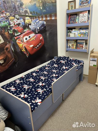 Кровать и полка для книг