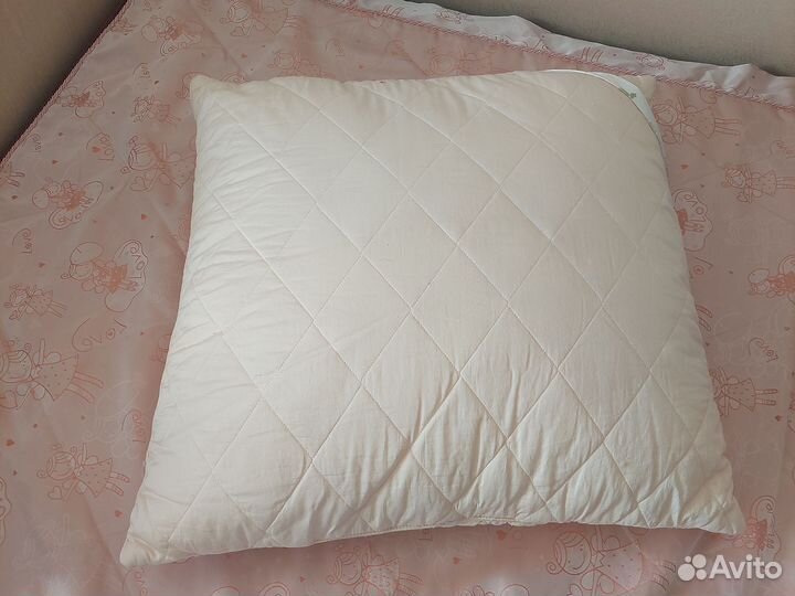 Подушка 60*60 плюс две наволочки