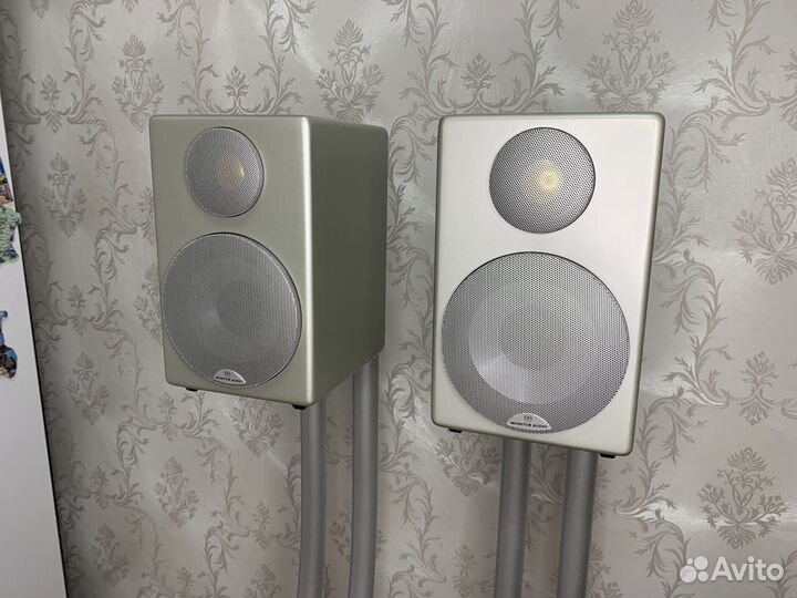 Колонки на стойках Monitor Audio Radius 90