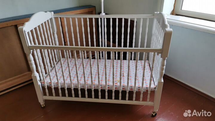 Детская кровать с маятником