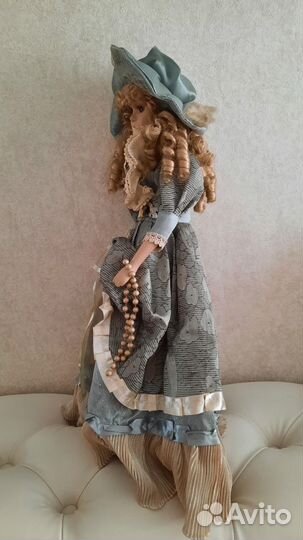 Кукла фарфоровая