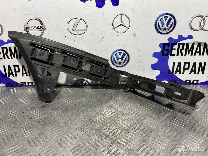 Направляющая заднего бампера правая Touran 1