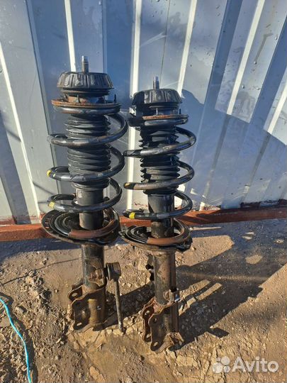 Передние стойки в сборе на hyundai solaris 2015г