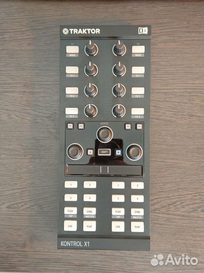 Dj контроллер. Traktor Kontrol X1 mk2