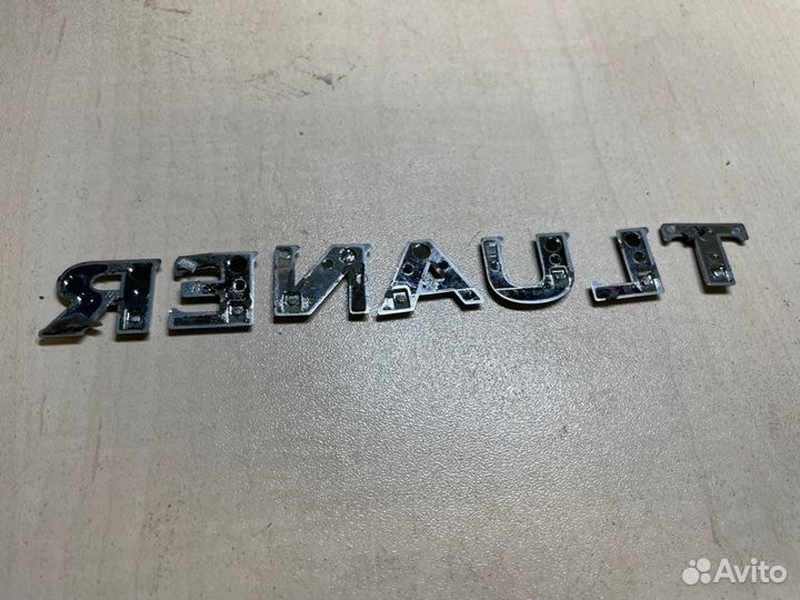 Эмблема обозначение типа модели задняя Renault