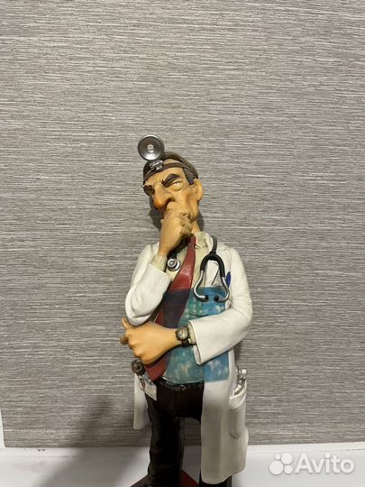 Статуэтка доктор Guillermo Forchino