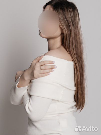 Свитер с открытыми плечами белый