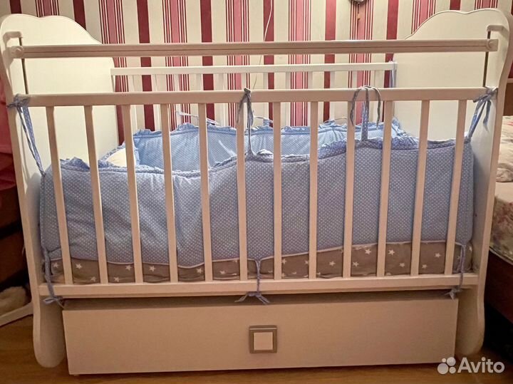 Детская кроватка с маятником и ящиком