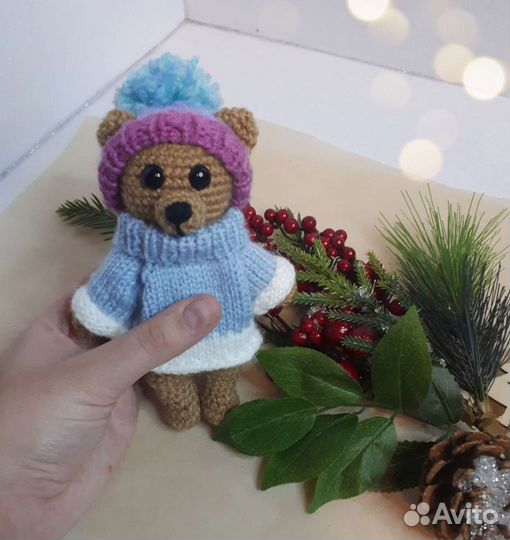 Вязаный мишка в свитере и шапке ручной работы