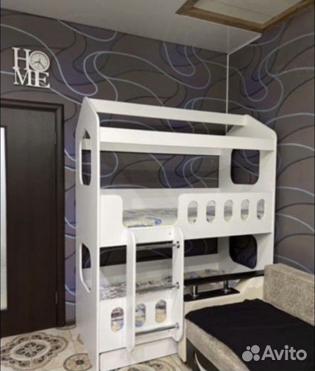 Двухъярусная кровать домик с лестницей комод
