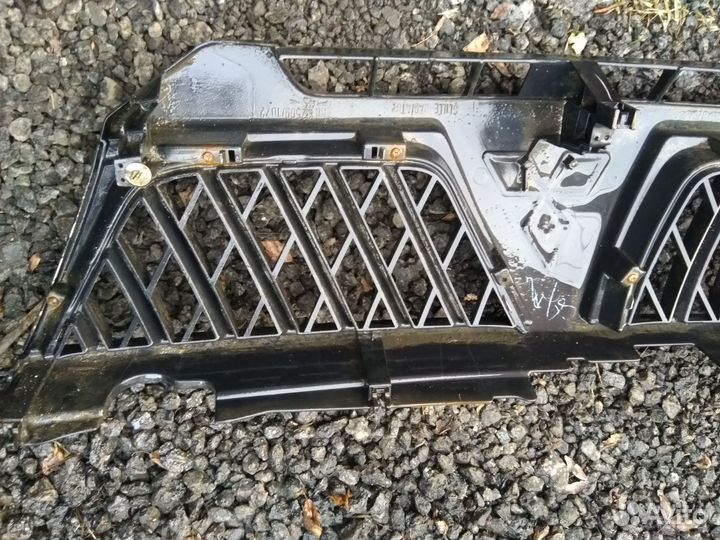 Решетка радиатора Мицубиси Паджеро Спорт