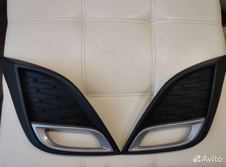 Продам рамку противотуманной фары Mazda3