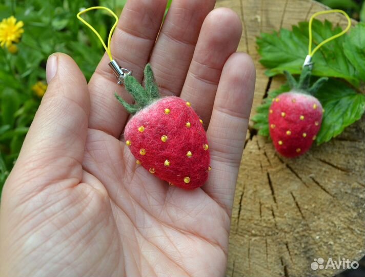 Подвеска клубника ручная работа