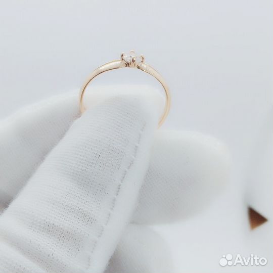 Золотое кольцо с фианитом 17р