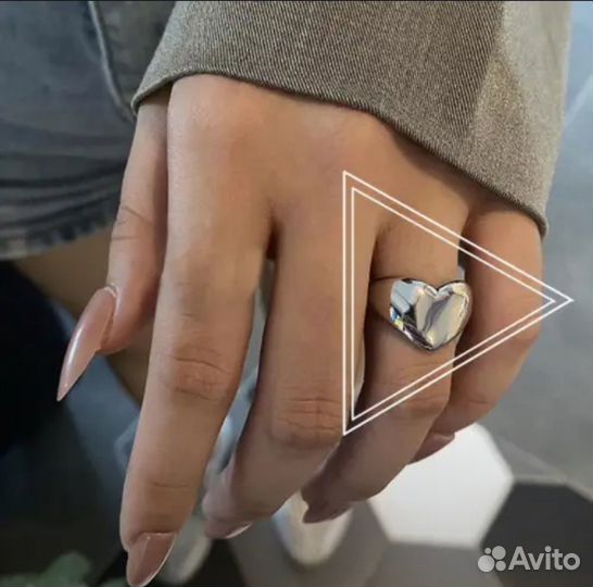 Симпатичное колечко в форме сердечка