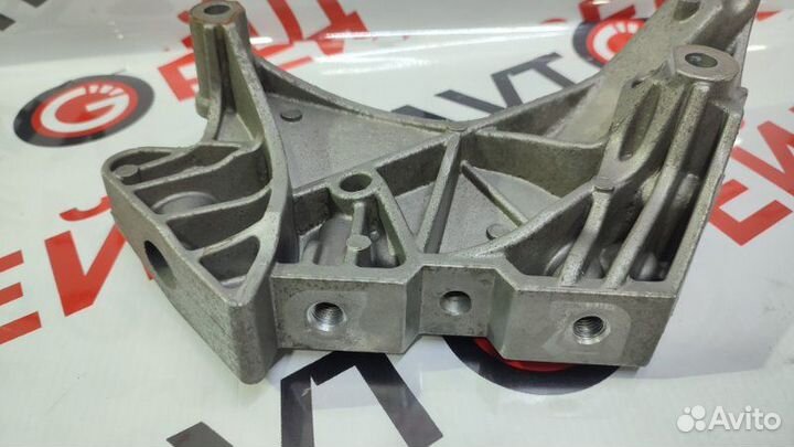 Кронштейн опоры двигателя правый Volkswagen Passat