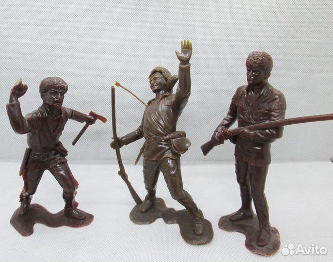 Фигурки индейцев, неандертальца, американцев