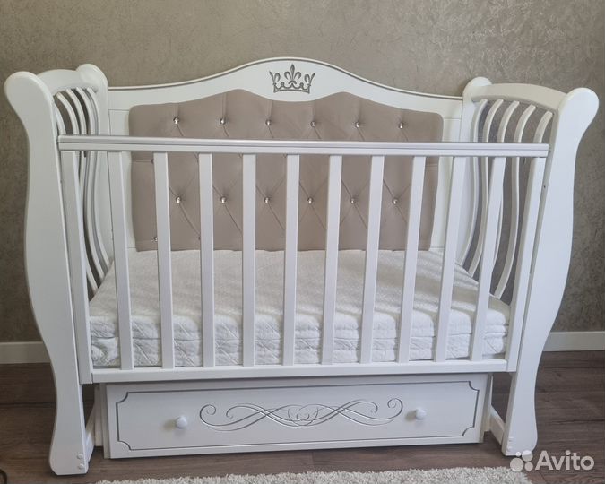 Детская кроватка с маятником и ящиком