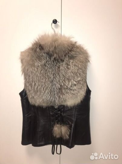 Жилет с натуральным мехом песца