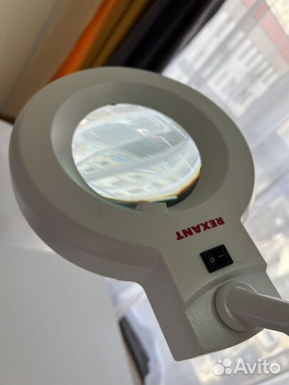 Лампа лупа на струбцине