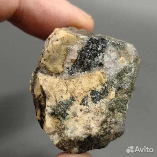 Минерал Нарсарсукит для коллекции