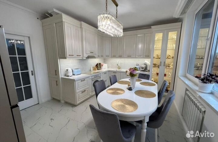 Столы и стулья