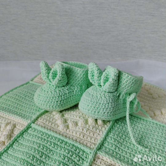 Вязанный плед+ пинетки для новорождённых малышей