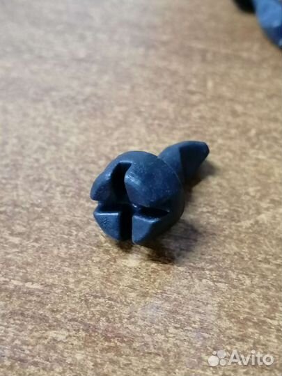 Клипса / Болт / Крепёж верхней крышки двигателя