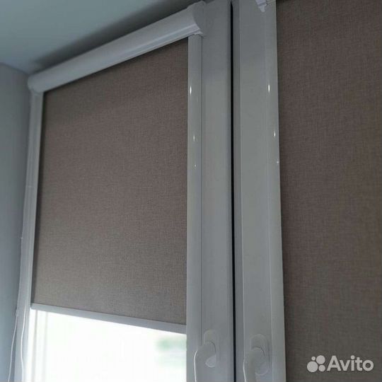 Жалюзи рулонные в коробе с направляющими