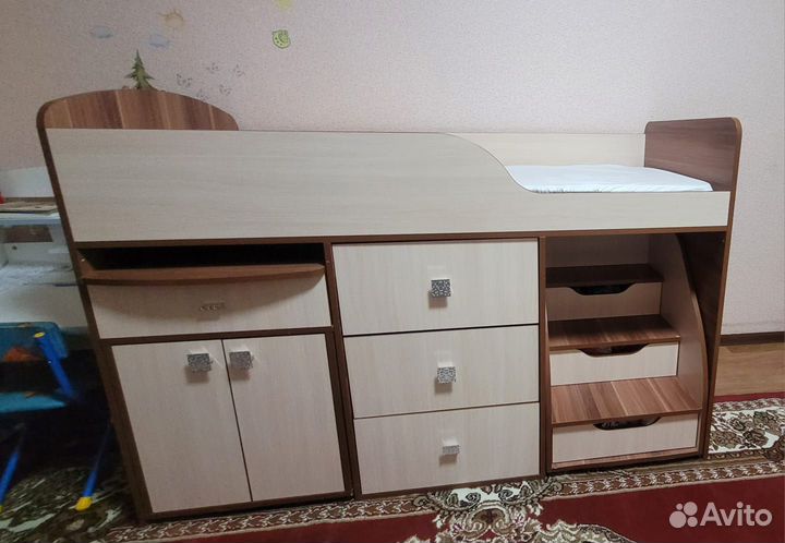 Детская кровать чердак со столом и шкафом