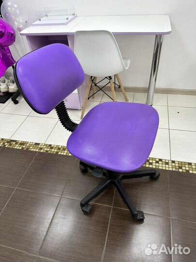 Стул для мастера маникюра на колесиках