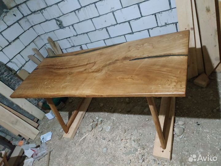 Стол с эпоксидной смолой