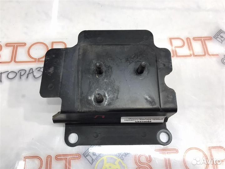 Кронштейн усилителя переденго бампера правый Niss