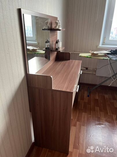 Туалетный столик с зеркалом