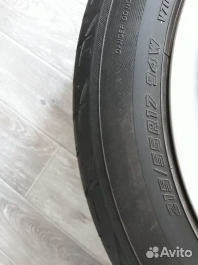 Yokohama Advan Fleva V701 215/55 R17 94W