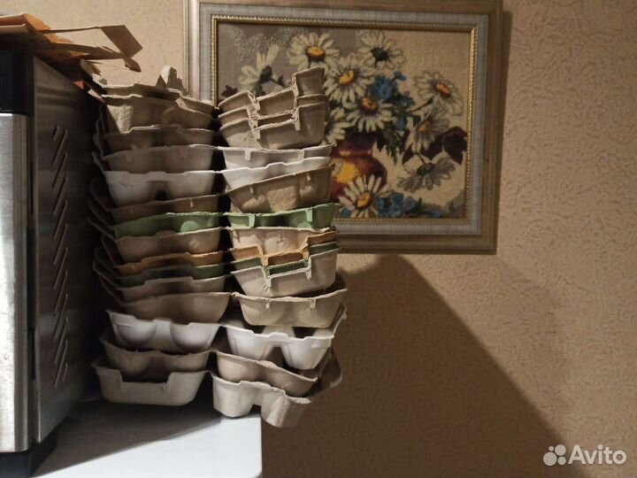 Ячейки от яиц лотки кассеты много