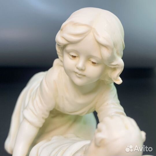 Статуэтка Девочка с куклой. Бисквитный фарфор