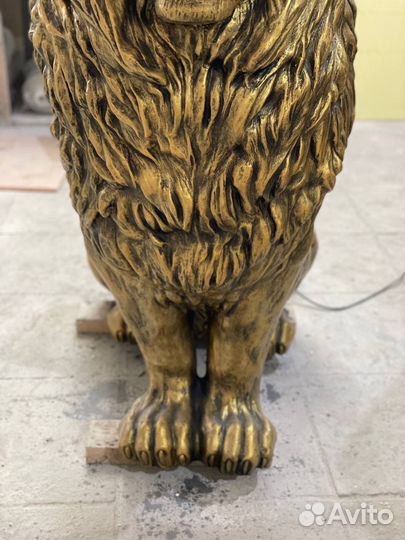 Большая садовая скульптура льва