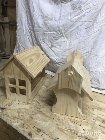 Кормушка для птиц и скворечники