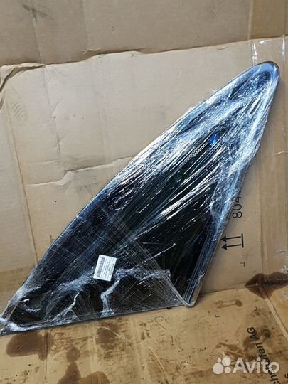 Стекло багажного отсека левое (форточка) 878103J07