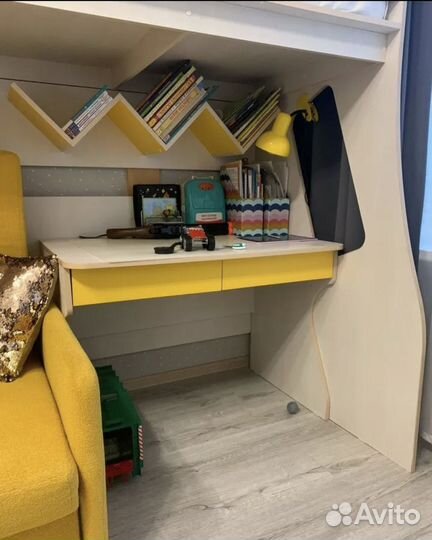 Кровать двухьярусная