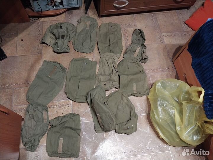 Противогазы, подсумки и имущество го