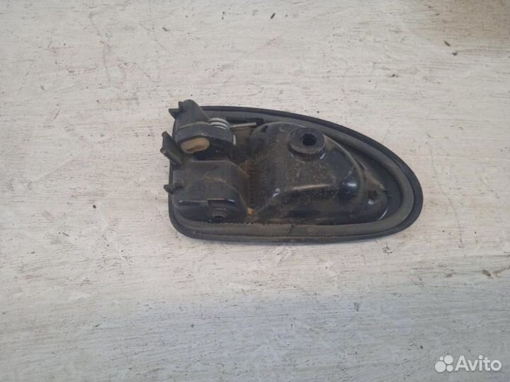 Ручка двери внутренняя левая Renault Logan 1 2004