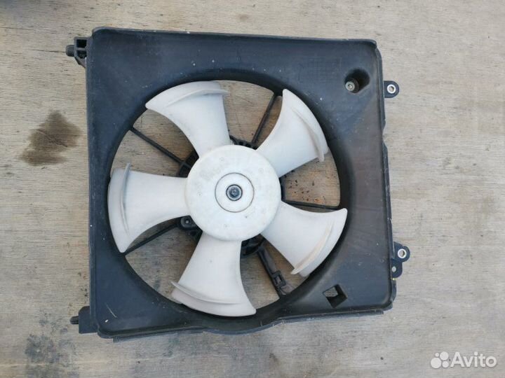 Диффузор радиатора левый Honda Freed GB3