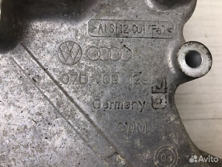 Крышка распредвала левая Audi A8 D3 BHT 2005