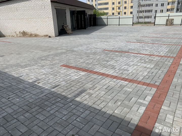 Подсобный рабочий на тротуарную плитку