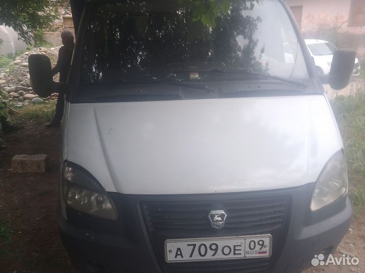 Водитель на своем грузовом автомобиле газель