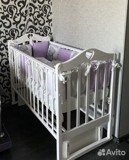 Детская кроватка с универсальным маятником