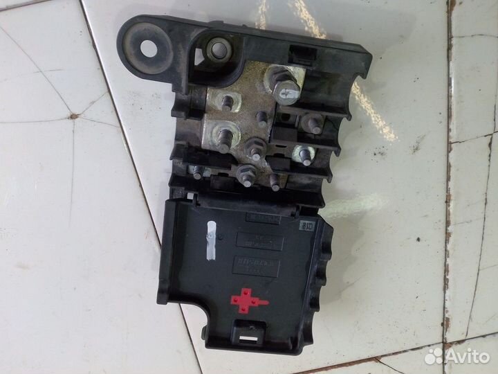 Блок предохранителей силовых (Audi A4)