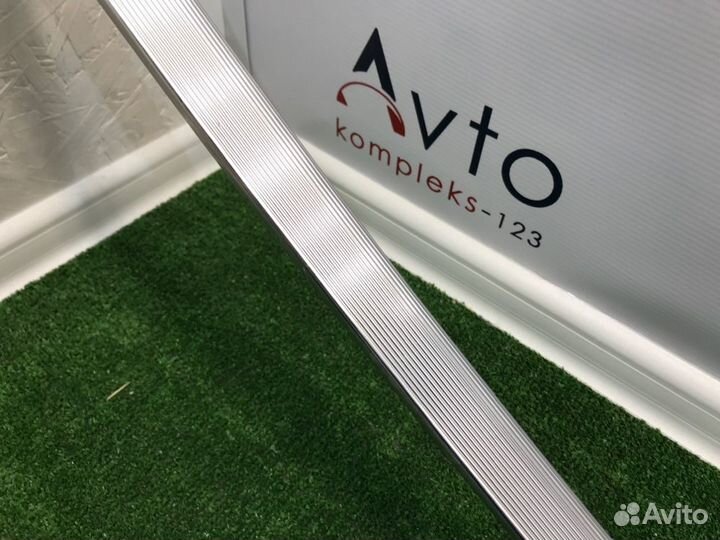 Молдинг правый Volkswagen Touareg 7L BHK 2007